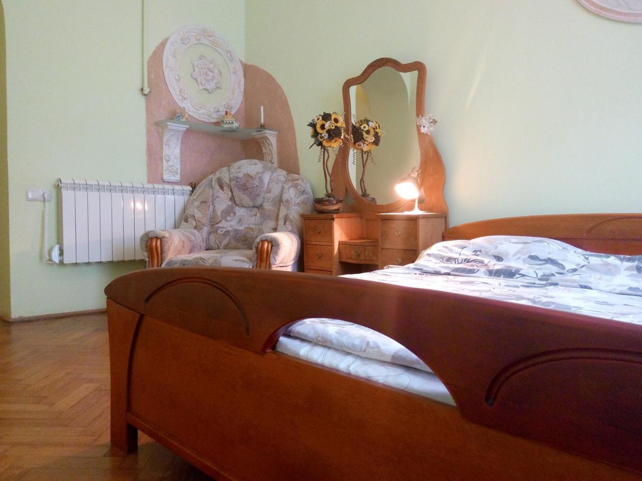 Flat On Sheptytskykh Lejlighed Lviv Eksteriør billede